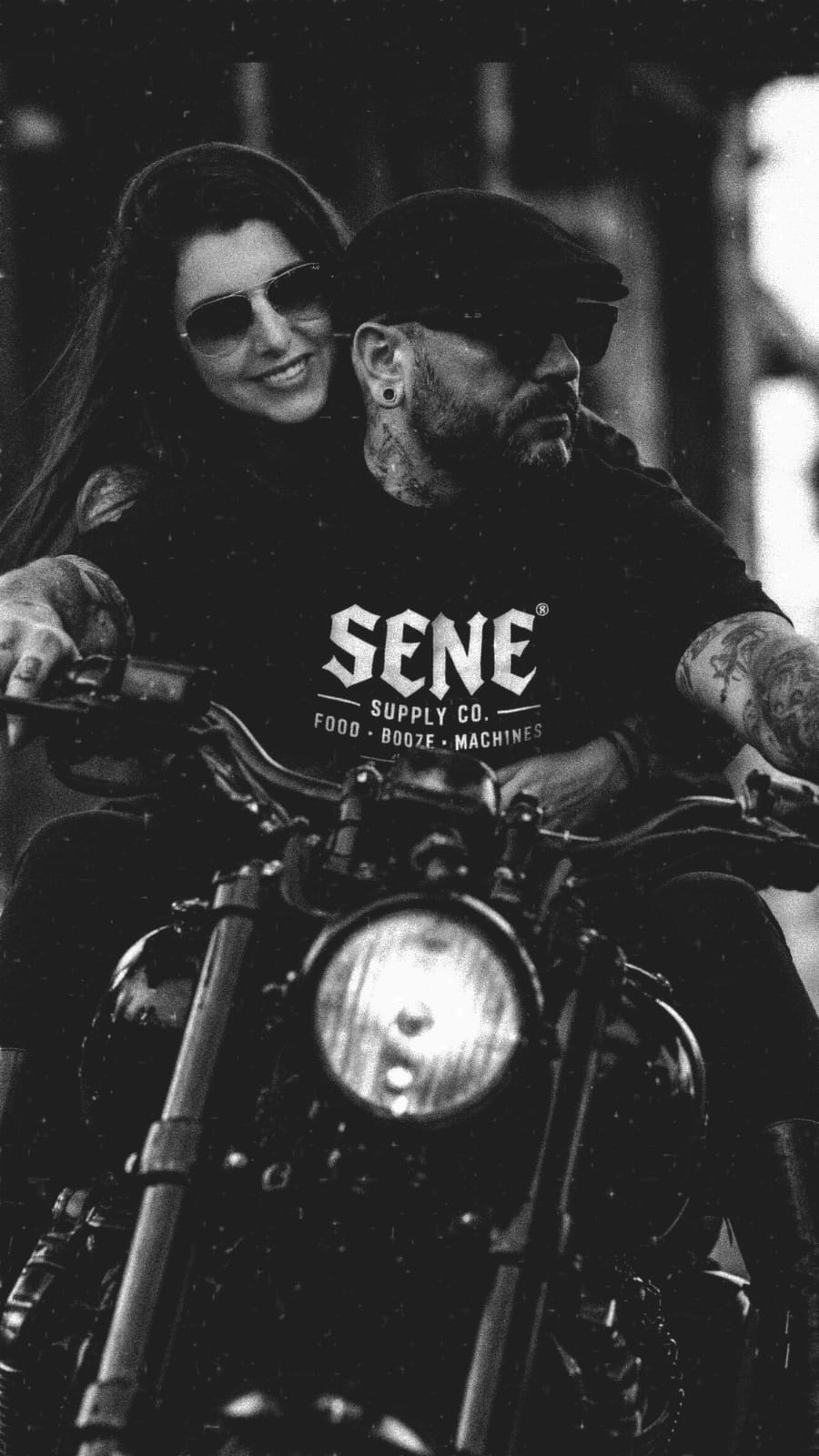 Casal SENE em uma motocicleta