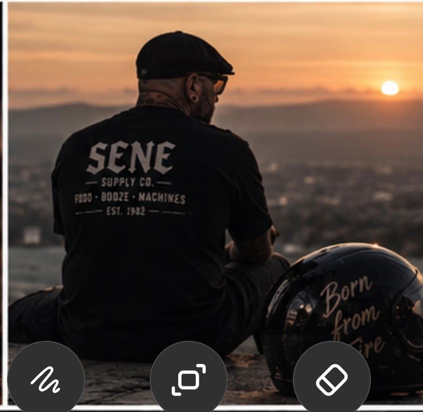 Motociclista ao pôr do sol